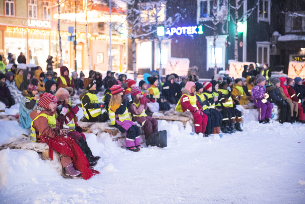 Barn i snøvær ser på film i Tromsø