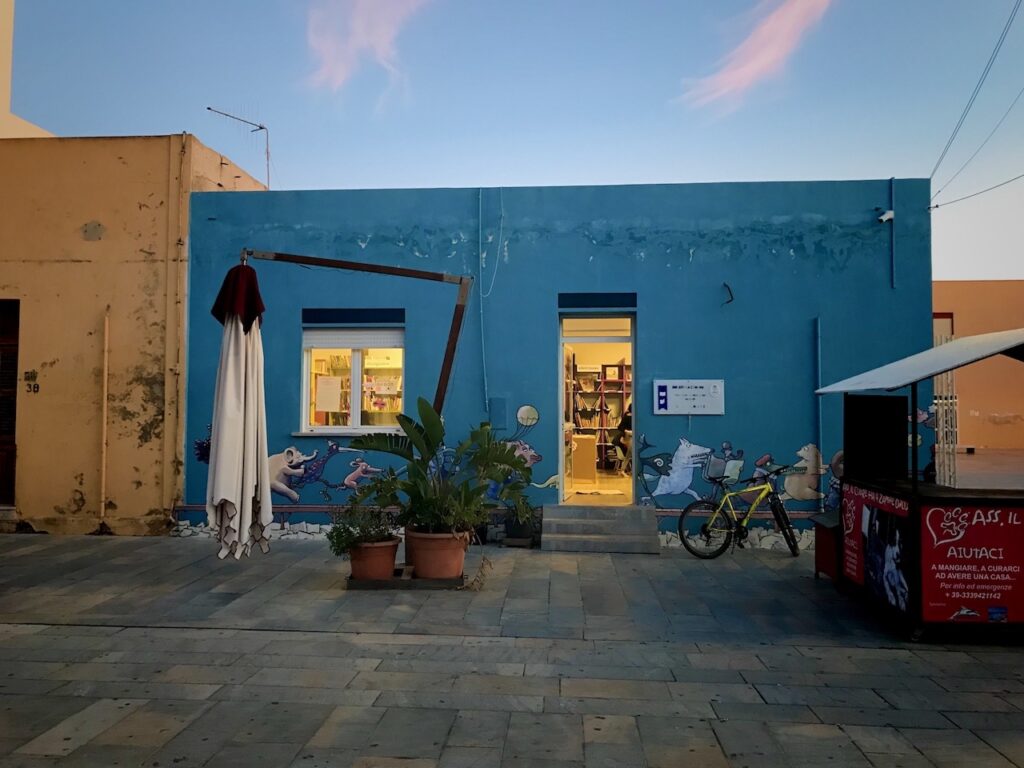 En blå bygning som er biblioteket i Lampedusa